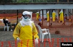 卫生工作者在非洲蒙罗维亚的隔离营里