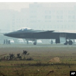 在成都停着的一架据称是中国的隐形飞机