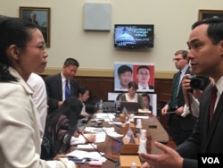 民主黨眾議員華金·卡斯特羅向李淨瑜致意(美國之音鍾辰芳拍攝)