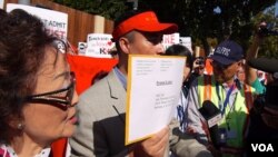 鹿强是示威团体的组委（美国之音记者包小祥拍摄）