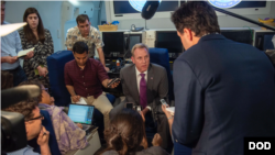 美國代理防長沙納漢Patrick Shanahan2019年5月29日在飛往新加坡途中回答記者們提問（美國國防部照片）