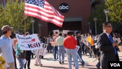 华人民众上周六在美国广播公司门前示威（美国之音记者国符拍摄）