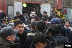 趙紫陽書房前的小院擠滿上百位前來悼念的市民（美國之音東方拍攝）