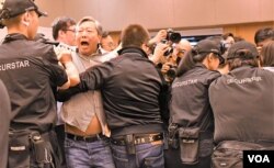 李卓人被多名保安人員粗暴驅逐離場。(美國之音湯惠芸)