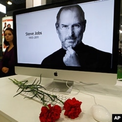 在俄羅斯的蘋果商店有人放置鮮花悼念喬布斯