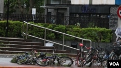 被刮到在地的自行車（美國之音楊明拍攝）