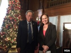 新加坡国防部长黄永宏(左)与前美国防部副部长弗卢努瓦2015年12月9日在华盛顿合影。