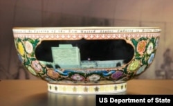 2008年描绘美国驻北京大使馆的瓷碗 (照片来源：美国国务院)