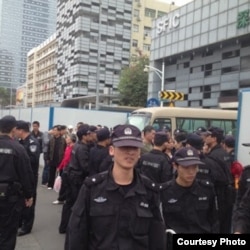 警察在查巡戒备（图片来自维权网/网民提供）