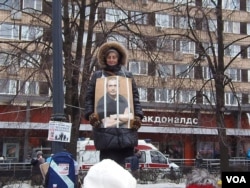 一名妇女在莫斯科支持政治犯的集会上，她胸前的照片是俄罗斯前首富霍多尔科夫斯基。（美国之音白桦拍摄）