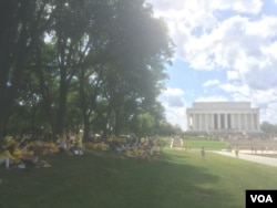 法轮功学员游行到达林肯纪念堂，等待晚上的烛光守夜活动