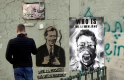 捷克布拉格市一堵牆上張貼著中國武漢眼科醫生李文亮的遺像。（2020年3月13日）