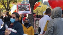 星期六的緬甸抗議人群擠滿了緬甸駐洛杉磯總領館下的人行道。（美國之音2021年3月13日洛杉磯）