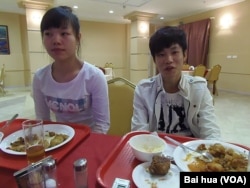 中国选手小丹（左）和小刘 (美国之音白桦拍摄)