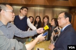 会后追问陆委会副主委林祖嘉“第三地”有关问题(美国之音申华拍摄)