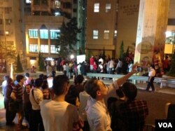 港人在港岛西环山道举行户外中港足球大战直播