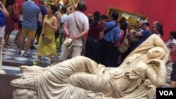 佛罗伦萨乌菲兹美术馆的参观者（资料照）