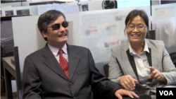 陈光诚和妻子袁伟静在美国之音纽约办公室(2015年3月10日，美国之音拍摄)
