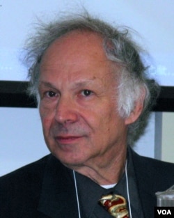 南加大东亚研究中心主任骆思典（美国之音国符拍摄）