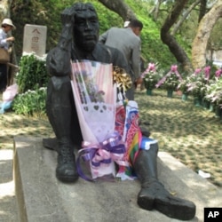 八田与一墓前座像