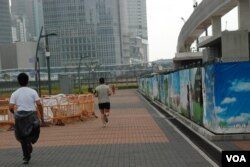 有香港市民認為目前大片中環海濱用地被鐵絲網圍封很浪費