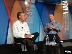 弗里德曼和电视制作人畅谈环境问题的政治影响 (美国之音宁馨拍摄)