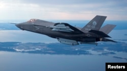 美国海军陆战队的F-35联合攻击战斗机2012年2月22日飞越大西洋测试。