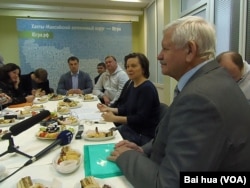 国际聋哑人体育委员会主席鲁贺列杰夫（右一）和汉特曼西自治区行政首脑科马罗娃（右二） (美国之音白桦拍摄)