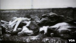 老艾德·罗伊斯所拍纳粹屠杀受害者照片（美国之音国符拍摄）