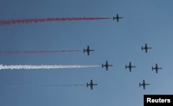 埃及军方的喷气机7月4日在最高法院首席法官曼苏尔宣誓就任临时总统时，飞过开罗上空