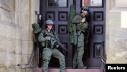 10月22日槍擊發生後加拿大皇家騎警在國會大廈外搜索疑兇