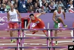刘翔在奥运跨栏比赛中摔倒