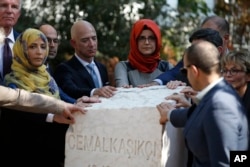 Хатидже Ченгиз, невеста Джамаля Хашогги, присутствует на открытии мемориальной доски возле консульства Саудовской Аравии в Стамбуле, посвященную годовщине убийства журналиста