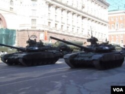 俄罗斯再次让邻国害怕，2013年5月9日胜利日红场阅兵前彩排时莫斯科街头的坦克和导弹。(美国之音白桦 拍摄)
