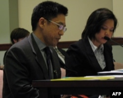 泰国商务代表科莫西里(左)提供证词