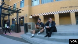 学生在撤旗风波焦点的学生会办公楼前唱歌（美国之音国符拍摄）