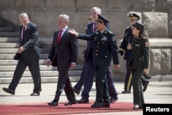 美國國防部長馬蒂斯抵達中國國防部大樓，參加歡迎儀式，同中國國防部長魏鳳和並肩行走（2018年6月27日）。