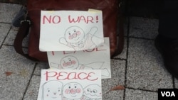 日本民众在首相官邸前抗议解禁集体自卫权（美国之音小玉拍摄）