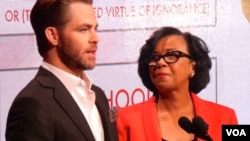 美国影艺学院主席和演员克里斯•派因（美国之音国符拍摄）