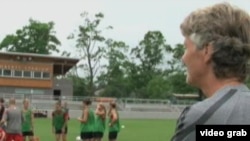 美国女足教练与球员练习(VOA视频截图)