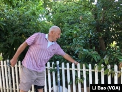 欧思 定修士2017年8月27日自豪地展示他的园艺技能 （美国之音黎堡摄）
