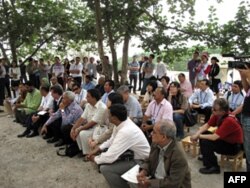 与会代表听取情况介绍