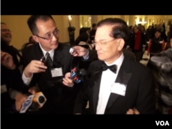 连战接受美国之音安华采访 （美国之音金刀拍摄）