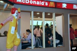 北京的麦当劳餐厅: 麦当劳的“巨无霸”汉堡包也涨价了