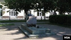 距離莫斯科100公里遠一個小鎮上的斯大林政治迫害遇難者紀念碑 (美國之音白樺)