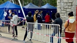 大批市民在銅鑼灣維多利亞公園流動檢測站排隊輪候病毒檢測 (美國之音湯惠芸)