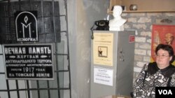 許多知識界人士和波羅的海國家居民在蘇聯時代曾被流放到西伯利亞的托木斯克地區。 托木斯克市古拉格博物館入口處的牌匾文字提到紀念當地十月革命後的紅色恐怖的 遇害者 (美國之音白樺)