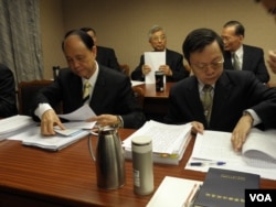 陆委会主委王郁琦和海基会董事长林中森3月20日准备答询 （美国之音申华拍摄）