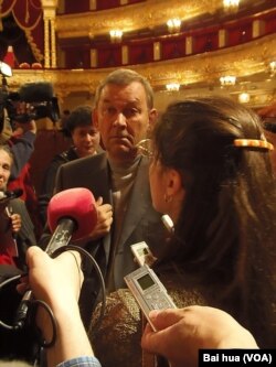 大剧院总裁乌林（中）被记者包围 (美国之音白桦拍摄)