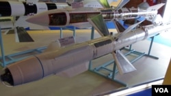 2013年8月莫斯科国际航展上展出的乌克兰空对空导弹模型。中国从俄罗斯购买的苏式战机上的空对空导弹许多都从乌克兰购买。（美国之音白桦拍摄）